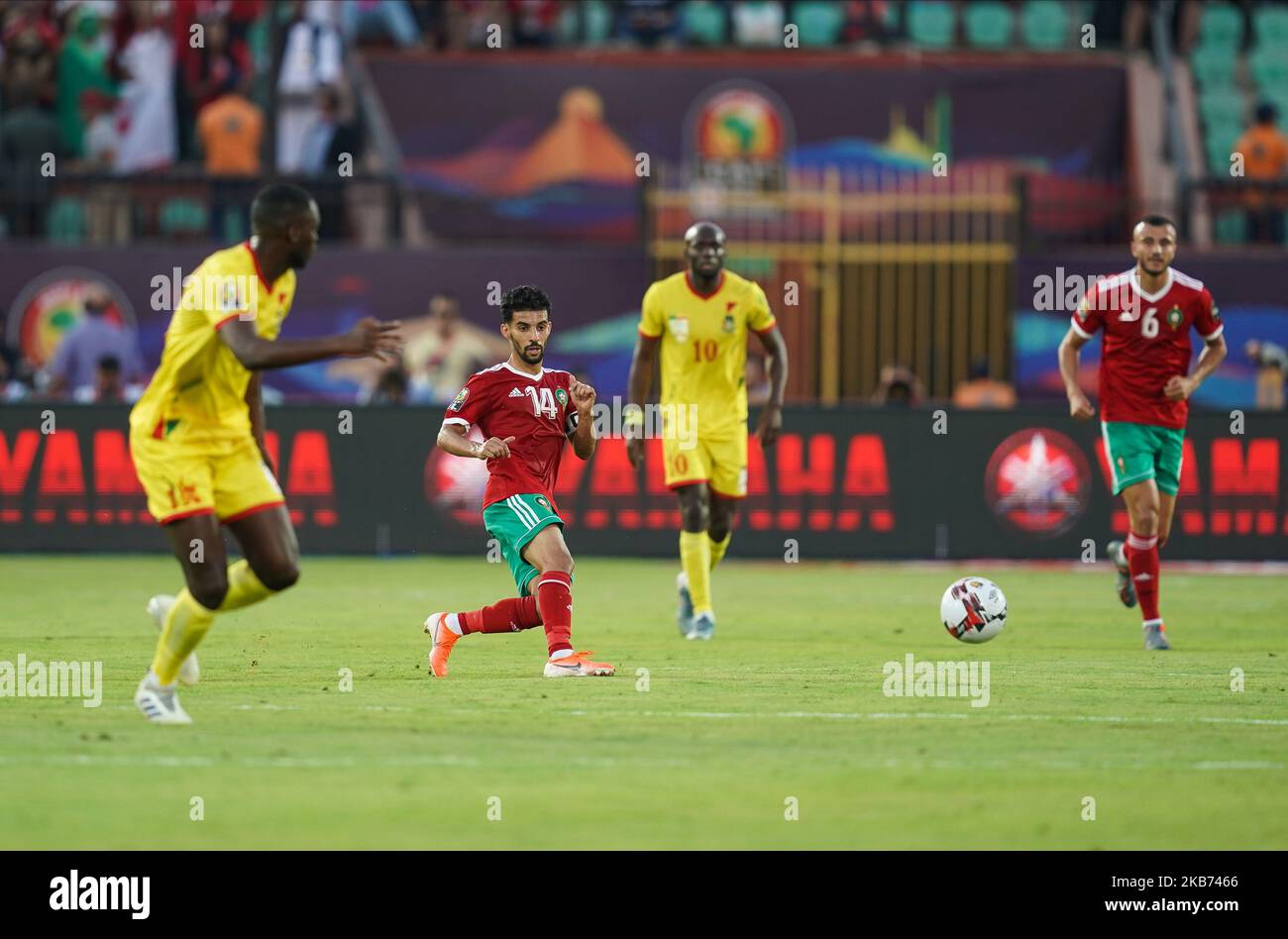 Der Marokkaner M’Bark Boussoufa, der am 5,2019. Juli beim African Cup of Nations-Spiel 2019 zwischen Marokko und Benin im Al Salam Stadium in Kairo, Ägypten, den Ball übergab. (Foto von Ulrik Pedersen/NurPhoto) Stockfoto