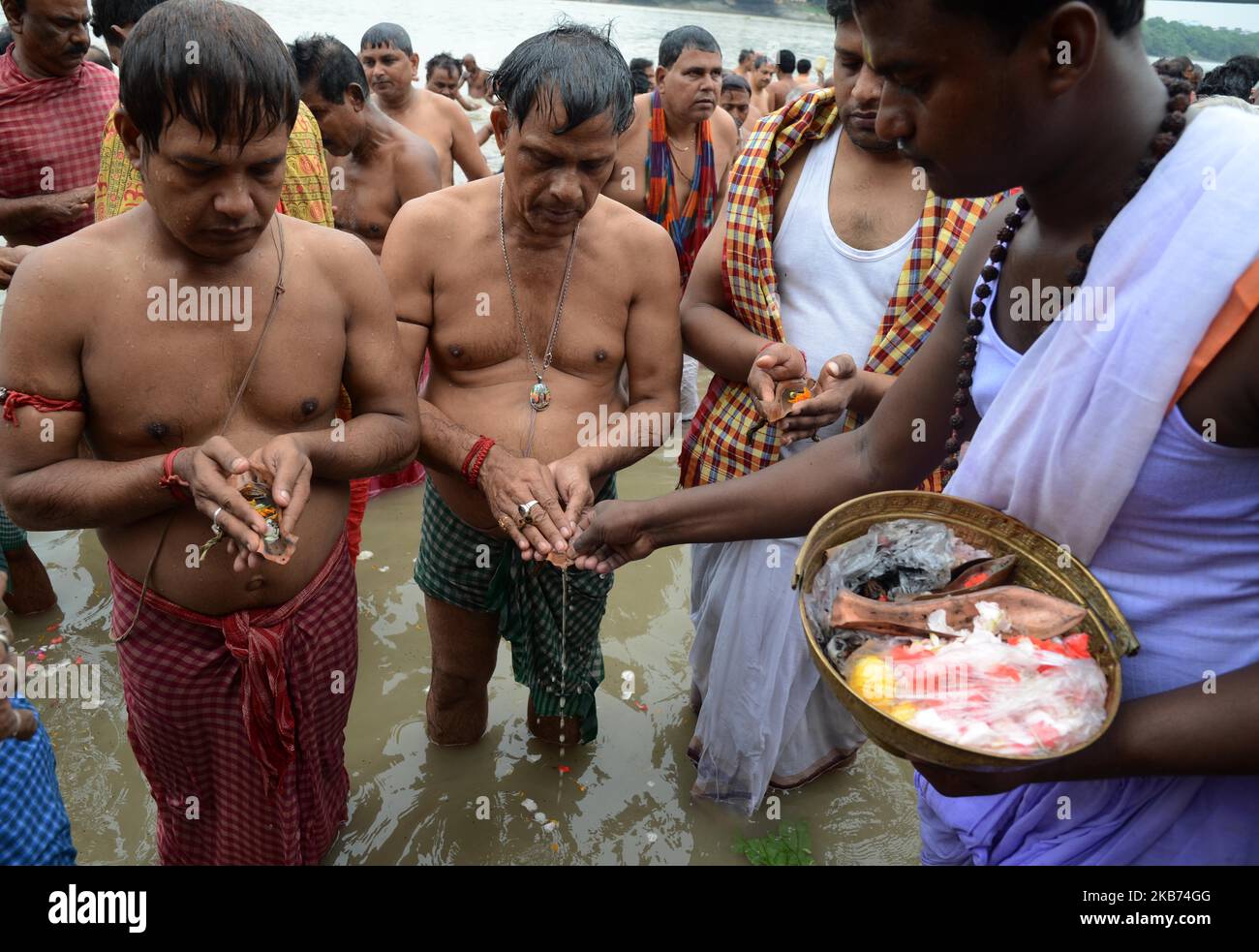 Indische hinduistische Anhänger führen am letzten Tag von „Pitrupaksh“ am Ufer des Ganges in Kalkutta, Indien, am Samstag, dem 28.. September 2019, „Tarpan“-Rituale durch, um den verstorbenen Vorfahren die Seelen zu opfern. In der hinduistischen Mythologie wird dieser Tag auch als 'Mahalaya' bezeichnet, was den Beginn von Devi-Paksha markiert und das Ende der Pitri-Paksha ein glücklicher Tag für Bengalis ist, die ihn mit viel Begeisterung feiern. Mahalaya wird sieben Tage vor dem Durga Puja beobachtet. (Foto von Sonali Pal Chaudhury/NurPhoto) Stockfoto