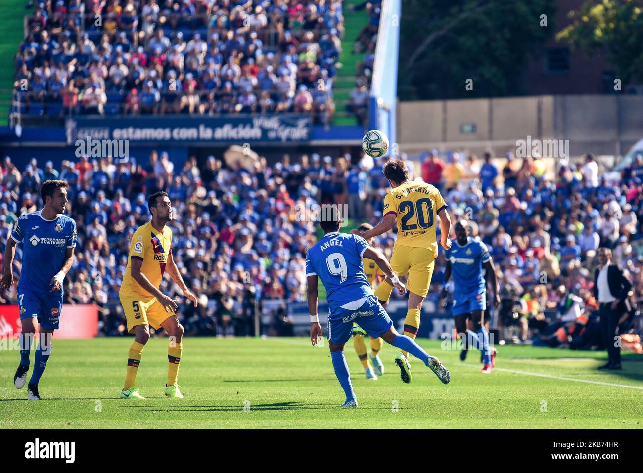 Angel Rodriguez und Sergi Roberto während des La Liga-Spiels zwischen Getafe CF und FC Barcelona im Coliseum Alfonso Perez am 28. September 2019 in Madrid, Spanien. (Foto von Rubén de la Fuente Pérez/NurPhoto) Stockfoto