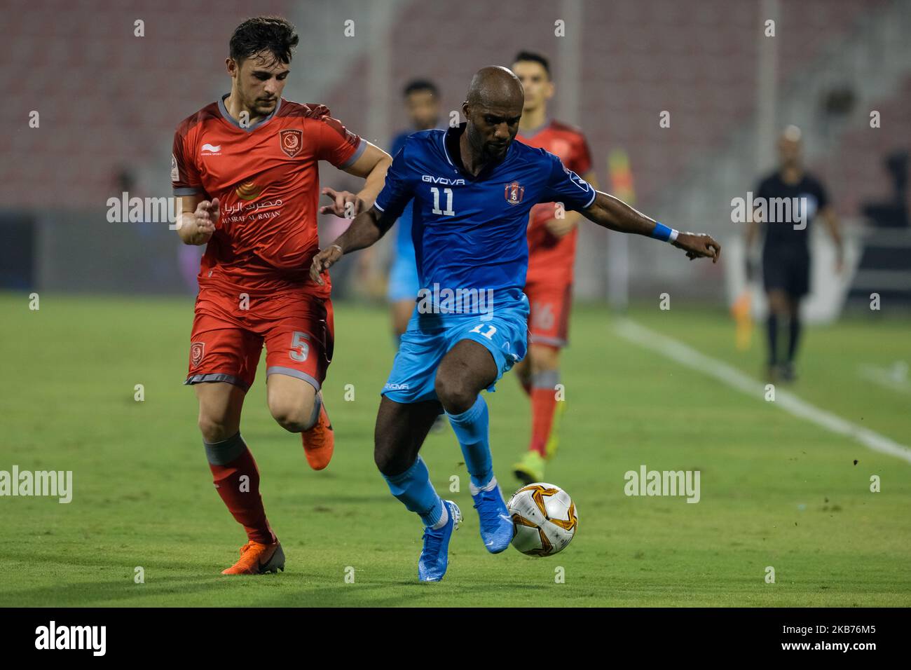 Jean-Paul Késsé Mangoua von al Shahaniya wurde am 28. September 2019 von Bassam Al-Rawi während eines Spiels der Qatar Stars League gegen Al Duhail im Grand Hamad Stadium, Doha, Katar, unter Druck gesetzt. (Foto von Simon Holmes/NurPhoto) Stockfoto
