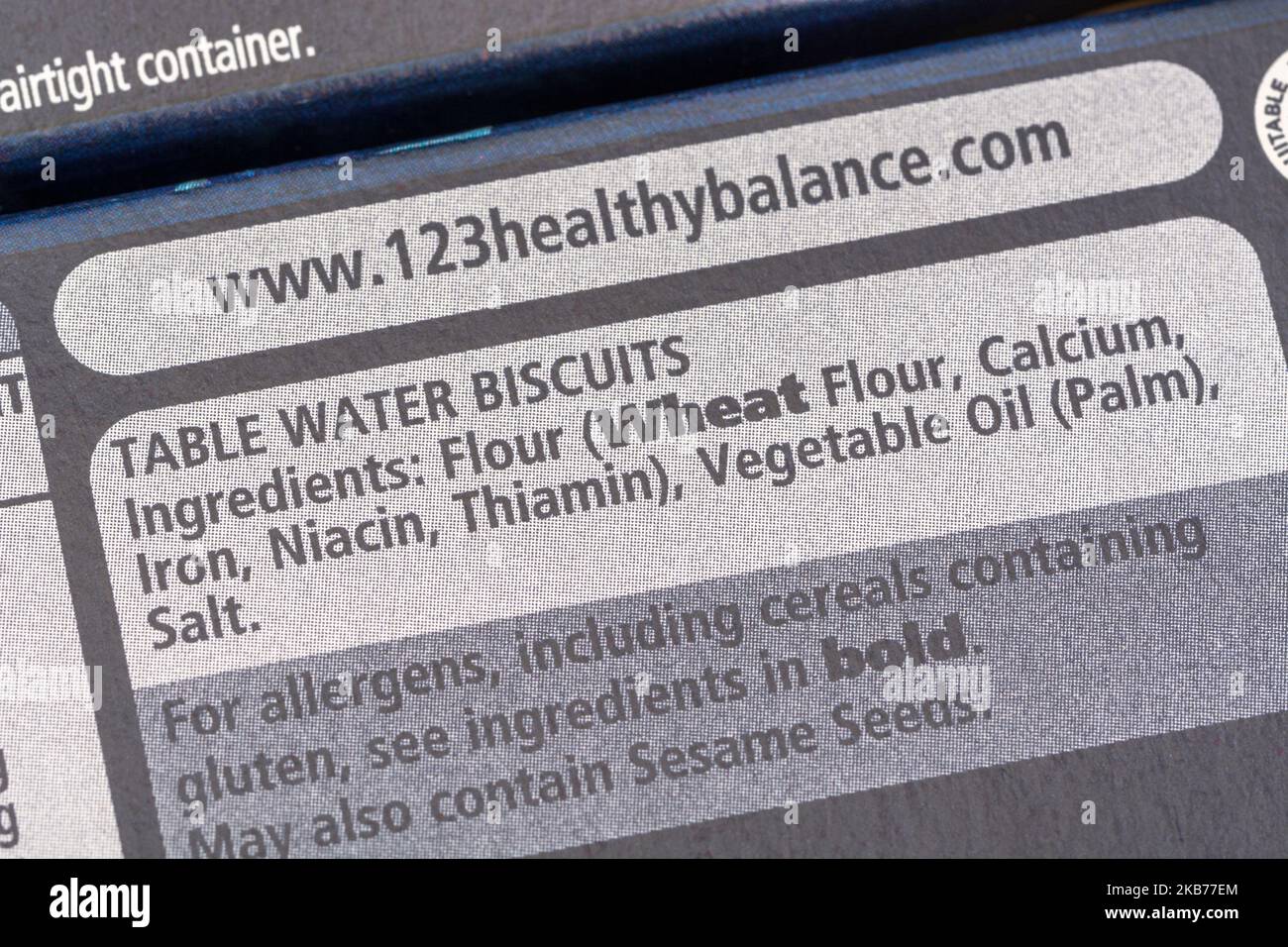 Nahaufnahme des Inhaltsstoffetiketts auf einer Packung Carr's Table Water Biscuits mit Allergen-Warnhinweisen. Für die Kennzeichnung von Lebensmitteln. Stockfoto