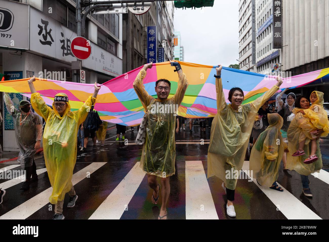 Riesige „Lennon Wall Flag“, die der Künstler Badiucao während eines Protestes am 29. September 2019 zur Unterstützung der Demonstranten in Hongkong in Taiwan entworfen hat. (Foto von Jose Lopes Amaral/NurPhoto) Stockfoto