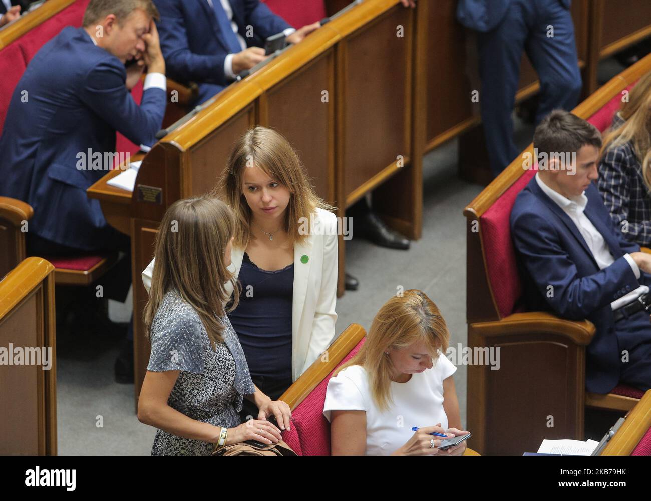 Die Abgeordnete der Partei „Diener des Volkes“ und die Leiterin der ukrainischen Delegation von PACE Yelyzaveta Yasko (C) spricht mit ihren Kollegen während der Parlamentssitzung in Kiew, Ukraine, am 12. September 2019. Ukrainische Delegation wird nicht an der Herbstsitzung der Parlamentarischen Versammlung des Europarates teilnehmen (Foto: Sergii Charchenko/NurPhoto) Stockfoto