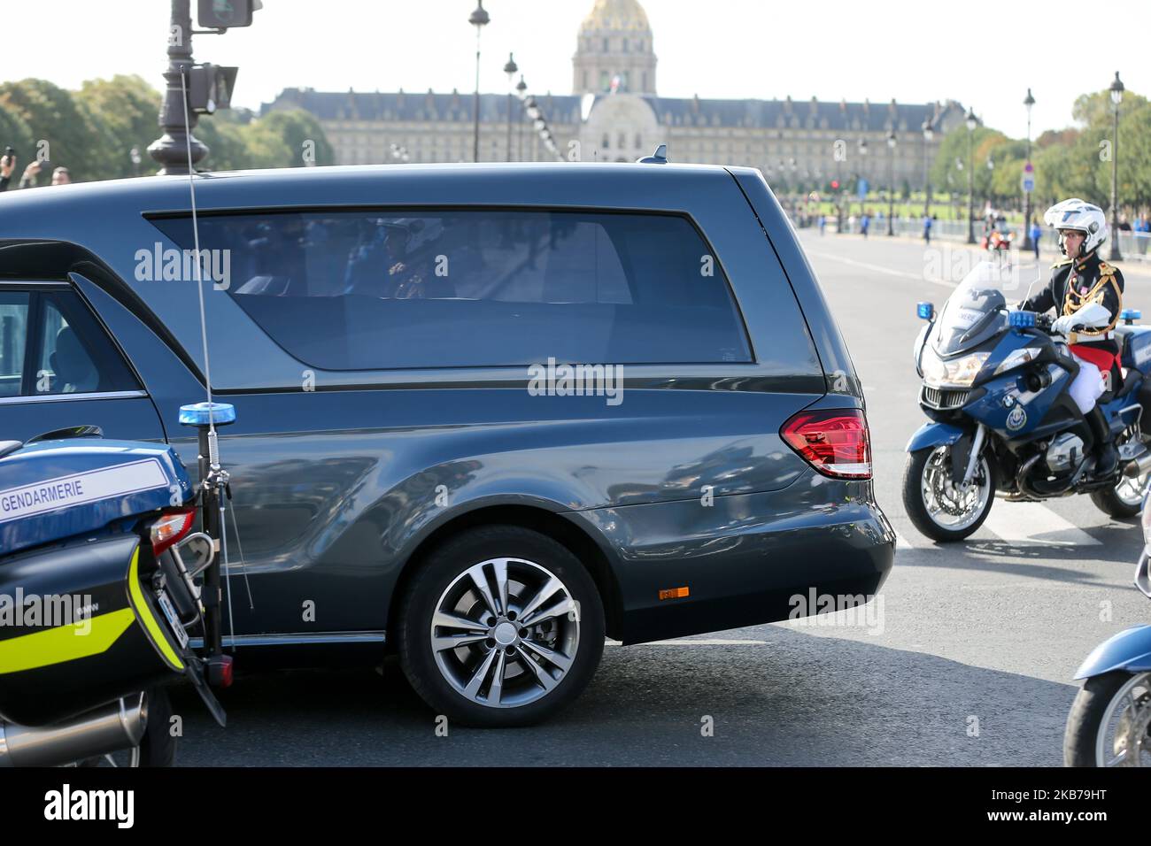 Der Leichenwagen, der den Sarg des ehemaligen französischen Präsidenten Jacques Chirac transportiert, verlässt das Invalidenhotel zur Kirche Saint-Sulpice in Paris, um am 30. September 2019 den Trauergottesdienst zu feiern. Der ehemalige französische Präsident Jacques Chirac starb am 26. September 2019 im Alter von 86 Jahren. (Foto von Michel Stoupak/NurPhoto) Stockfoto