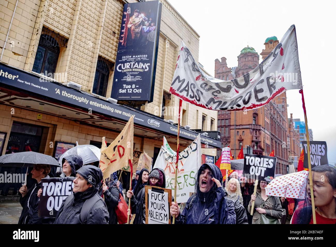 Während der Tory-Parteikonferenz in Manchester, United Kigdom, am 29. September 2019 nehmen Menschen an einer Demonstration gegen die Austerität Teil. (Foto von Gary Mather/NurPhoto) Stockfoto