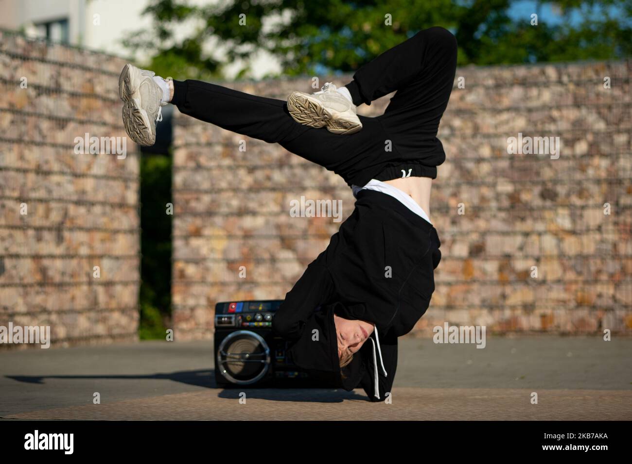 Breakdance-Tänzerin.Ein Junge in Breakdance-Position. Eine Tänzerin in einer schwierigen Tanzpose. Ein Junge tanzt Breakdance. Stockfoto