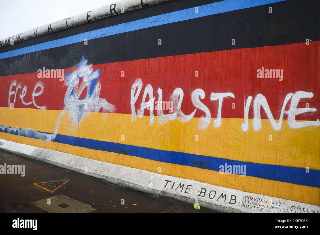 Gunther Schaefer' Vaterland' Gemälde wird am 26.. September 2019 in der East Side Gallery in Berlin mit ' Free Palestine' Graffiti dargestellt. Die East Side Gallery besteht aus 105 Gemälden von Künstlern aus aller Welt, die 1990 auf der Ostseite der Berliner Mauer gemalt wurden. (Foto von Beata Zawrzel/NurPhoto) Stockfoto