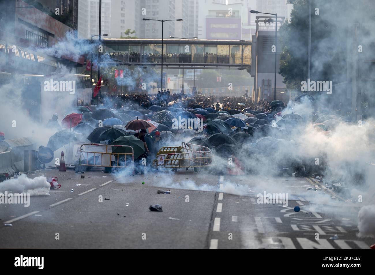 Tränengasrauch wird am 1. Oktober 2019 in Wong Tai Sin Hongkong beobachtet, In den letzten Monaten protestieren Demonstranten für die Demokratie in ganz Hongkong und fordern die Regierung auf, ihren Forderungen nachzukommen, einschließlich der Einrichtung einer unabhängigen Untersuchung über Polizeifehlverhalten und Machtmissbrauch während der Proteste in Hongkong in den letzten Monaten. China ruft auch zu allgemeinem Wahlrecht auf und feiert heute seinen Nationalfeiertag, als Hongkonger Demonstranten mit der Polizei in Hongkong kollidieren. (Foto von Vernon Yuen/NurPhoto) Stockfoto