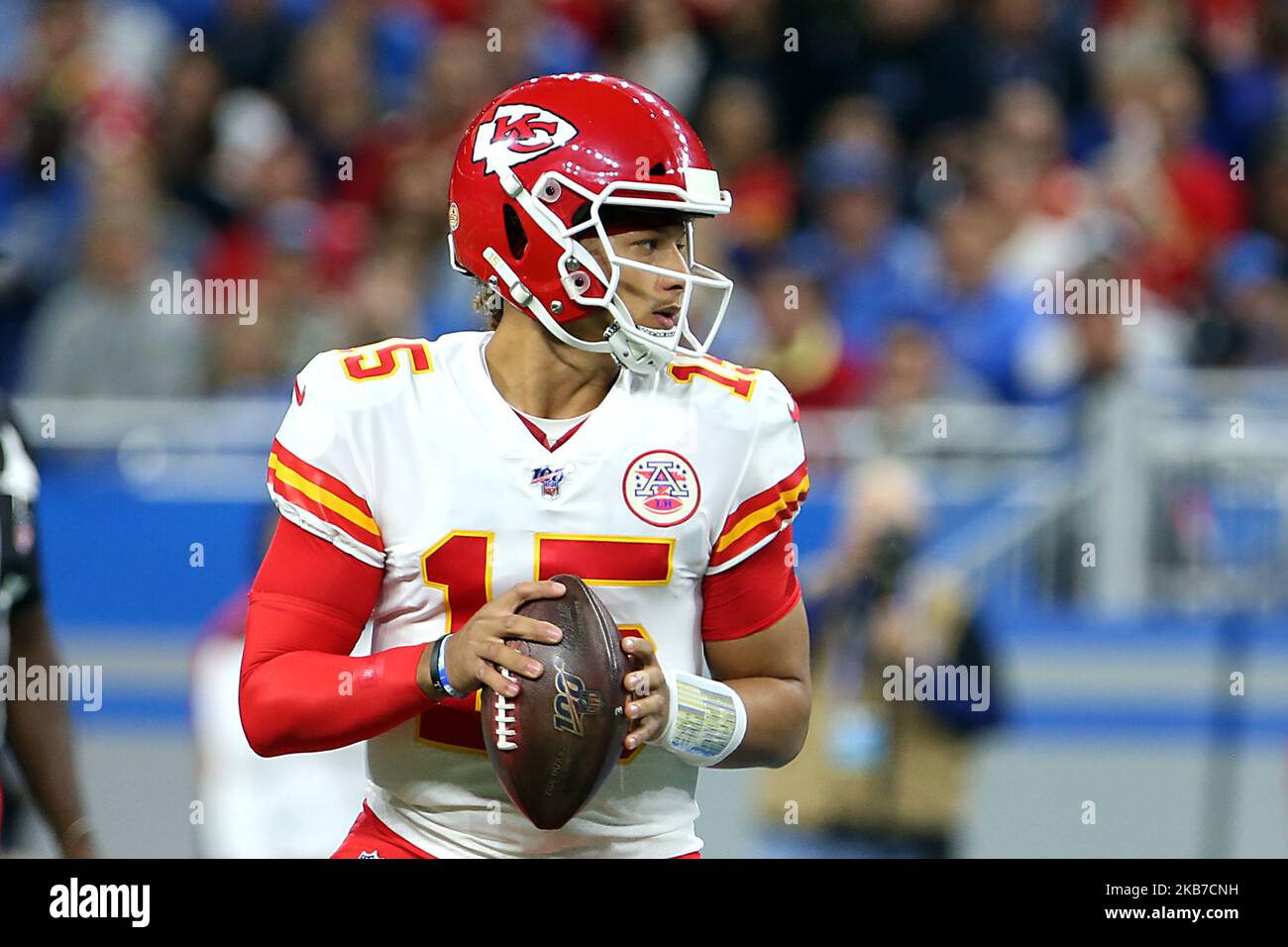 Der Quarterback von Kansas City Chiefs Patrick Mahomes (15) scheint während der ersten Hälfte eines NFL-Fußballspiels gegen die Detroit Lions in Detroit, Michigan, USA, am Sonntag, dem 29. September 2019, zu bestehen. (Foto von Amy Lemus/NurPhoto) Stockfoto