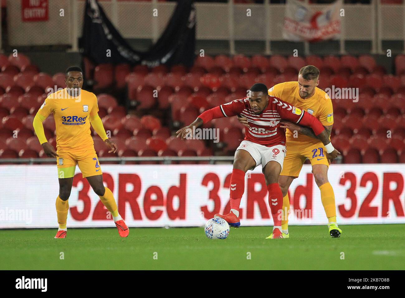 Britt Assombalonga aus Middlesbrough kämpft am 1.. Oktober 2019 im Riverside Stadium, Middlesbrough, Großbritannien, gegen Patrick Bauer von Preston North End während des Sky Bet Championship-Spiels zwischen Middlesbrough und Preston North End. (Foto von Mark Fletcher/ MI News/NurPhoto) Stockfoto