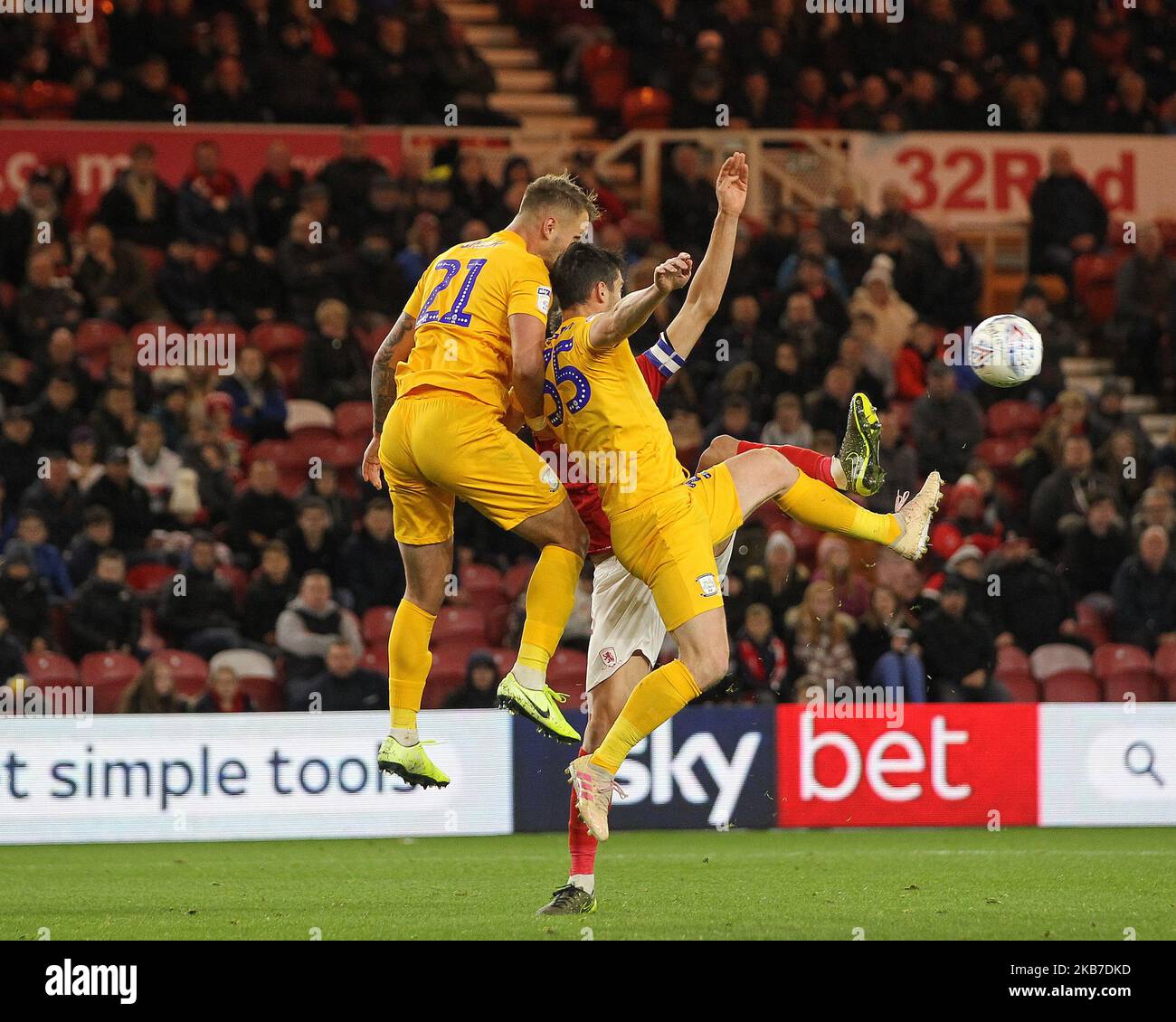 Patrick Bauer und David Nugent von Preston North End sind während des Sky Bet Championship-Spiels zwischen Middlesbrough und Preston North End am Dienstag, dem 1.. Oktober 2019, im Riverside Stadium in Middlesbrough in Aktion. (Foto von Mark Fletcher/MI News/NurPhoto) Stockfoto