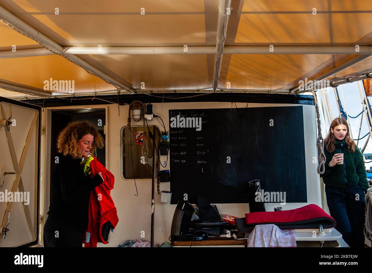 Einige Aktivisten werden gesehen, wie sie um das Boot herum arbeiten, von wo aus sie nach COP25 in Chile segeln werden. Amsterdam, 2.. Oktober 2019. (Foto von Romy Arroyo Fernandez/NurPhoto) Stockfoto