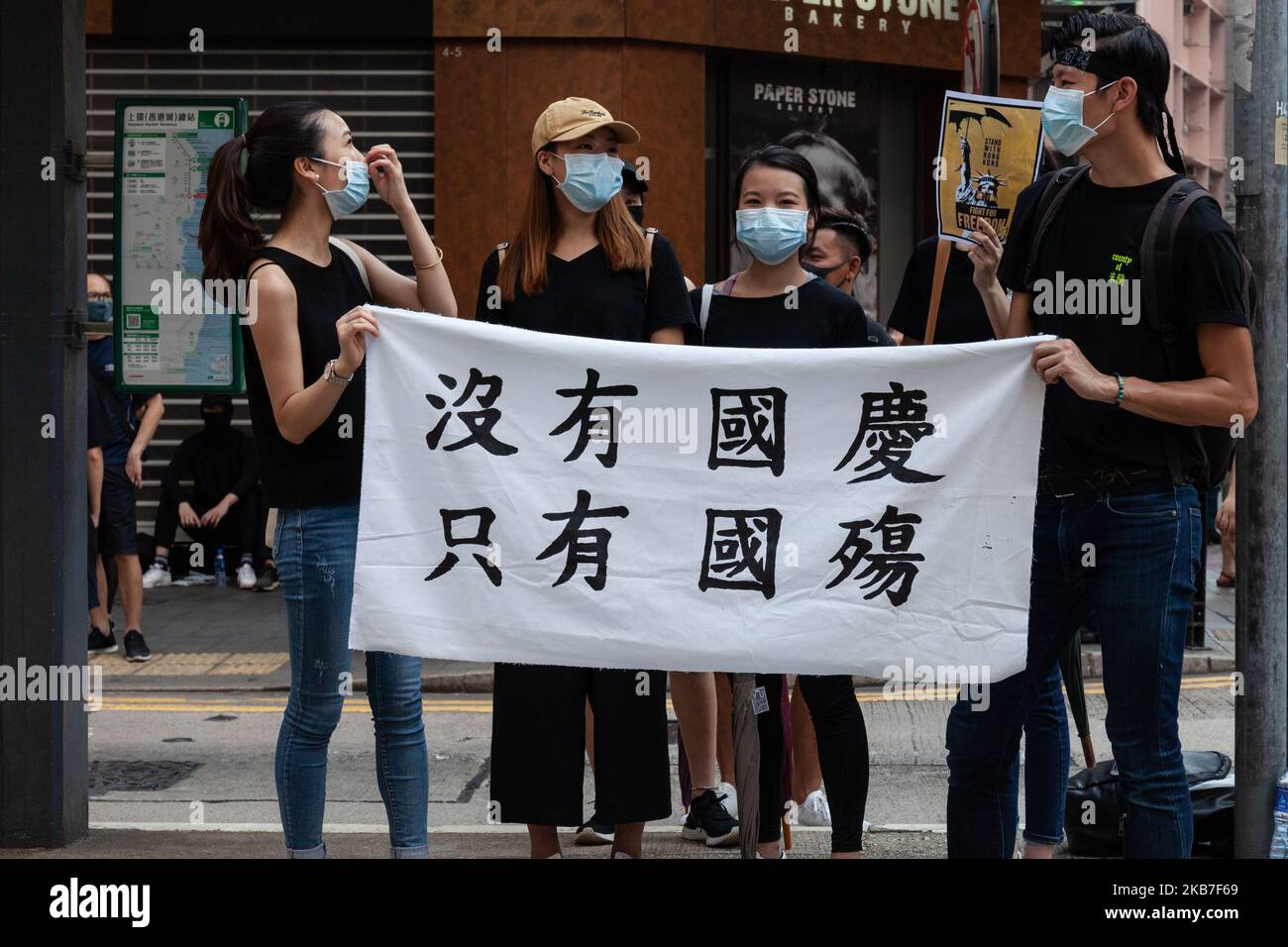 Hongkonger Protestler hielt am 1. Oktober 2019 in Hongkong, China, ein Transparent mit einem Anti-china-Slogan. Chinas Nationalfeiertag (1. Oktober 2019) Menschen in Hongkong versammelten sich überall in Hongkong, um gegen die Regierung zu protestieren und um demokratische Rechte zu fordern. Dieser Protest war der gewalttätigste seit Beginn der Bewegung. Die Polizei von Hongkong schoss einen Studenten in die Brust und ließ ihn in einem kritischen Zustand zurück, wobei die Kugel dem Studenten bis 3cm das Herz fehlte. Dies war ein neuer Schritt für die Polizei, und es wird befürchtet, dass Polizeibeamte ab sofort selbst Demonstranten erschießen wird, wenn sie sich bedroht fühlen. (Phot Stockfoto