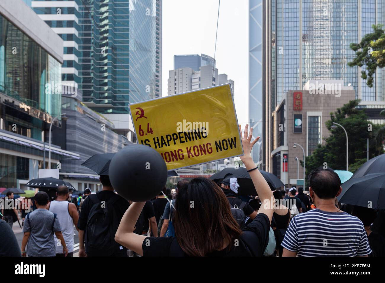 Hongkonger Protestler mit Plakat in Hongkong, China, am 1. Oktober 2019. Chinas Nationalfeiertag (1. Oktober 2019) Menschen in Hongkong versammelten sich überall in Hongkong, um gegen die Regierung zu protestieren und um demokratische Rechte zu fordern. Dieser Protest war der gewalttätigste seit Beginn der Bewegung. Die Polizei von Hongkong schoss einen Studenten in die Brust und ließ ihn in einem kritischen Zustand zurück, wobei die Kugel dem Studenten bis 3cm das Herz fehlte. Dies war ein neuer Schritt für die Polizei, und es wird befürchtet, dass Polizeibeamte ab sofort selbst Demonstranten erschießen wird, wenn sie sich bedroht fühlen. (Foto von Jose Lopes Amaral/ Stockfoto