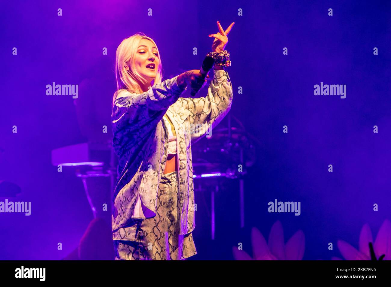 Die amerikanische Sängerin und Songwriterin Julia Michaels tritt am 02. Oktober 2019 live bei Fabrique in Mailand, Italien, auf. Sie begann ihre Karriere als Popmusik-Songwriterin und zeichnete Tracks auf, die von Selena Gomez, Demi Lovato, Fifth Harmony, Shawn Mendes, Britney Spears, Justin Bieber, Hailee Steinfeld und Gwen Stefani. Michaels veröffentlichte 2017 ihre erste Solo-Single bei Republic Records, 'Issues', die auf Platz 11 der Billboard Hot 100 in den USA ihren Höhepunkt erreichte, von der Recording Industry Association of America (RIAA) mit dreifacher Platin ausgezeichnet wurde und ihre Grammy Award-Nominierung erhielt Stockfoto