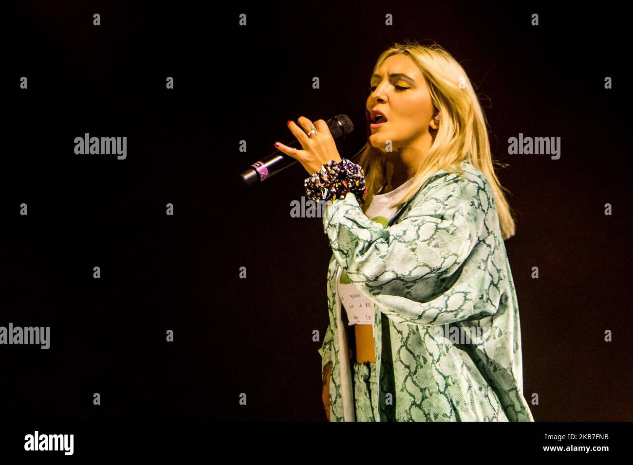 Die amerikanische Sängerin und Songwriterin Julia Michaels tritt am 02. Oktober 2019 live bei Fabrique in Mailand, Italien, auf. Sie begann ihre Karriere als Popmusik-Songwriterin und zeichnete Tracks auf, die von Selena Gomez, Demi Lovato, Fifth Harmony, Shawn Mendes, Britney Spears, Justin Bieber, Hailee Steinfeld und Gwen Stefani. Michaels veröffentlichte 2017 ihre erste Solo-Single bei Republic Records, 'Issues', die auf Platz 11 der Billboard Hot 100 in den USA ihren Höhepunkt erreichte, von der Recording Industry Association of America (RIAA) mit dreifacher Platin ausgezeichnet wurde und ihre Grammy Award-Nominierung erhielt Stockfoto