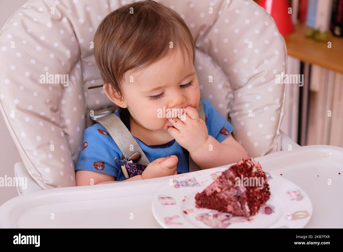 Erste Geburtstagsfeier und zum ersten Mal essen Kuchen für diesen kleinen Jungen Stockfoto