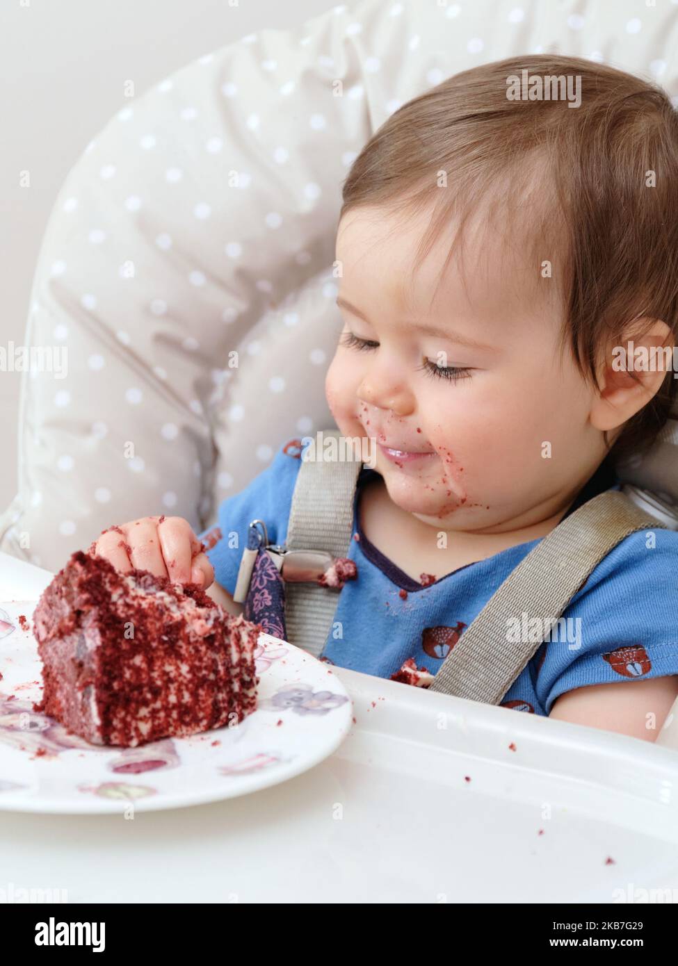 Erste Geburtstagsfeier und zum ersten Mal essen Kuchen für diesen kleinen Jungen Stockfoto