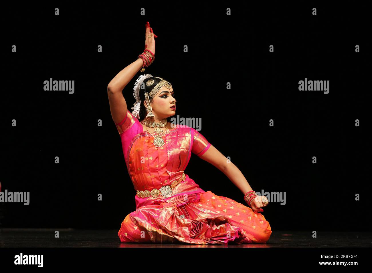 Die Tamil Bharatnatyam Tänzerin führt während ihres Arantrams in Scarborough, Ontario, Kanada, einen ausdrucksstarken Tanz auf. Das Bharatnatyam Arantram ist die Abschlusszeremonie, bei der die Tänzerin nach jahrelanger strenger Ausbildung ihre erste öffentliche Solo-Bühnensleistung vorführt. (Foto von Creative Touch Imaging Ltd./NurPhoto) Stockfoto