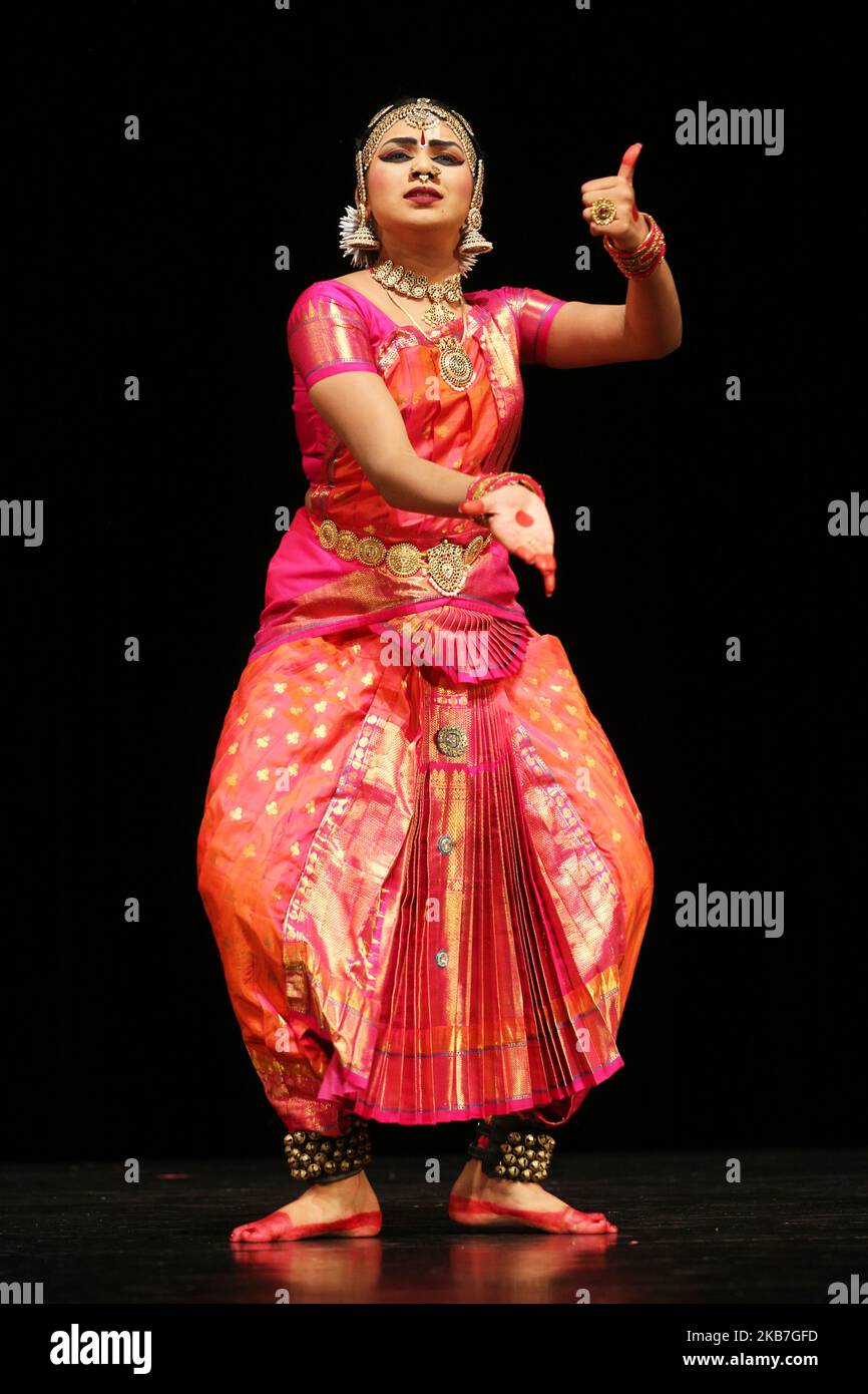 Die Tamil Bharatnatyam Tänzerin führt während ihres Arantrams in Scarborough, Ontario, Kanada, einen ausdrucksstarken Tanz auf. Das Bharatnatyam Arantram ist die Abschlusszeremonie, bei der die Tänzerin nach jahrelanger strenger Ausbildung ihre erste öffentliche Solo-Bühnensleistung vorführt. (Foto von Creative Touch Imaging Ltd./NurPhoto) Stockfoto