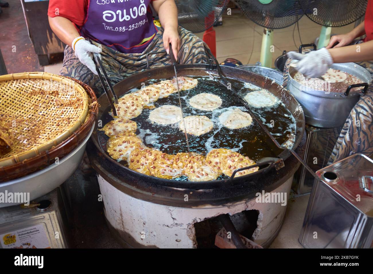 Braten von Speisen auf dem lokalen Markt in Ayutthaya Thailand Stockfoto