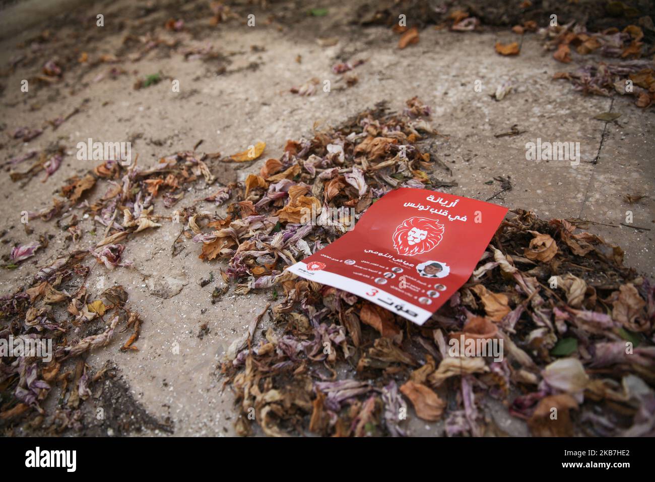 Am 4. Oktober 2019 wurde im nordosttunesischen Ariana ein Wahlzettel der Partei Herz Tunesiens (arabisch: Kalb Tounes) auf den Boden geworfen. Die Parlamentswahlen in Tunesien finden am Sonntag, dem 6. Oktober statt. (Foto von Chedly Ben Ibrahim/NurPhoto) Stockfoto
