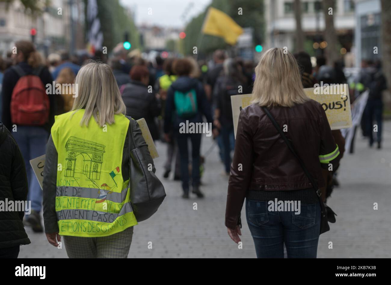 Demonstranten während der Demonstration die Gelbwesten starteten am 5. Oktober 2019 in Rennes, Frankreich, einen regionalen Aufruf zum Protest für das Gesetz 47 zur Unterstützung aller Gelbwesten, die seit Beginn der Bewegung inhaftiert und angeklagt wurden. Polizeibeamte sichern die Demonstration (Foto von Estelle Ruiz/NurPhoto) Stockfoto