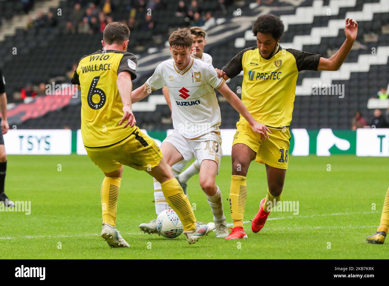 MK Dons Conor McGrandles wird von Burton Albions Richard Nartey in der zweiten Hälfte des Sky Bet League 1-Spiels zwischen MK Dons und Burton Albion am Samstag, dem 5.. Oktober 2019, im Stadium MK, Milton Keynes, herausgefordert. (Foto von John Cripps/MI News/NurPhoto) Stockfoto