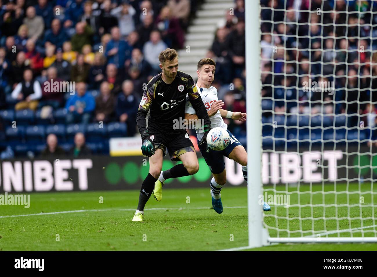 Der Mittelfeldspieler Josh Harrop von Preston North End schlägt Barsley-Torwart Bradley Collins und erzielt beim Sky Bet Championship-Spiel zwischen Preston North End und Barsley am Samstag, dem 5.. Oktober 2019, in Deepdale, Preston, das fünfte Tor. (Quelle: Andy Whitehead | MI News) Stockfoto