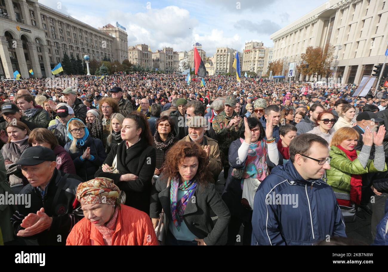 Rund 5 Menschen treffen sich auf dem Unabhängigkeitsplatz in Kiew, Ukraine, 6. Oktober 2019. Ein paar tausend Menschen versammeln sich auf dem Unabhängigkeitsplatz, um gegen das zu protestieren, was als Ukraineâ €™s Kapitulation nach der so genannten "Steinmeier-Formel" steht bis zur Genehmigung. Die Formel, die nach einem Vorschlag des ehemaligen deutschen Außenministers Steinmeier im Jahr 2015 benannt wurde, sei ein Friedensprozessplan, der der von den prorussischen Rebellen kontrollierten Donbass-Region einen permanenten Sonderstatus gewährte, so Medien. (Foto von Sergii Chartschenko/NurPhoto) Stockfoto