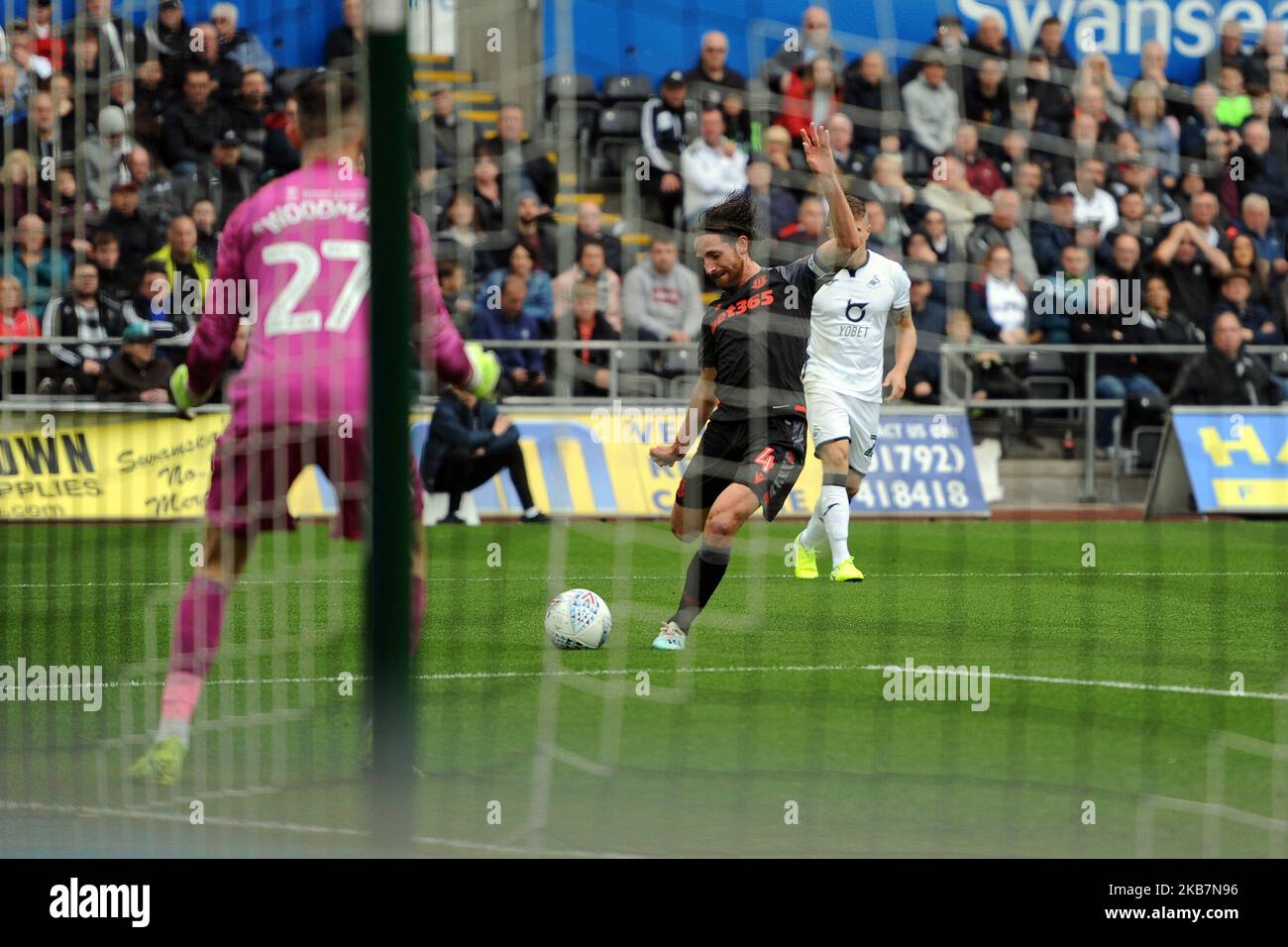 Joe Allen von Stoke City in Aktion während des Sky Bet Championship-Spiels zwischen Swansea City und Stoke City im Liberty Stadium am 05. Oktober 2019 in Swansea, Wales. Stockfoto