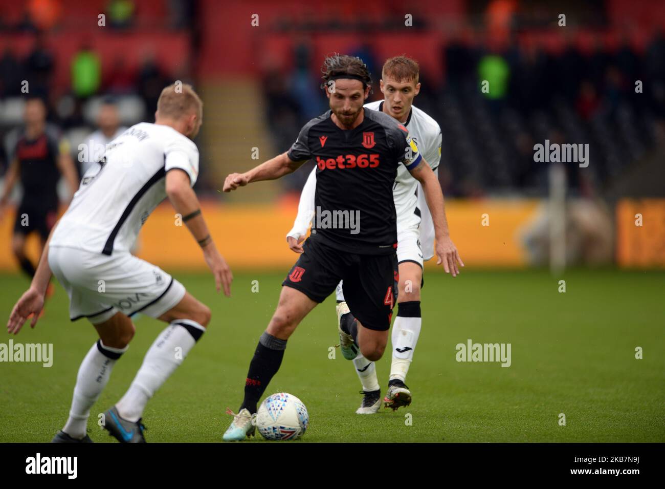 Joe Allen von Stoke City in Aktion während des Sky Bet Championship-Spiels zwischen Swansea City und Stoke City im Liberty Stadium am 05. Oktober 2019 in Swansea, Wales. Stockfoto
