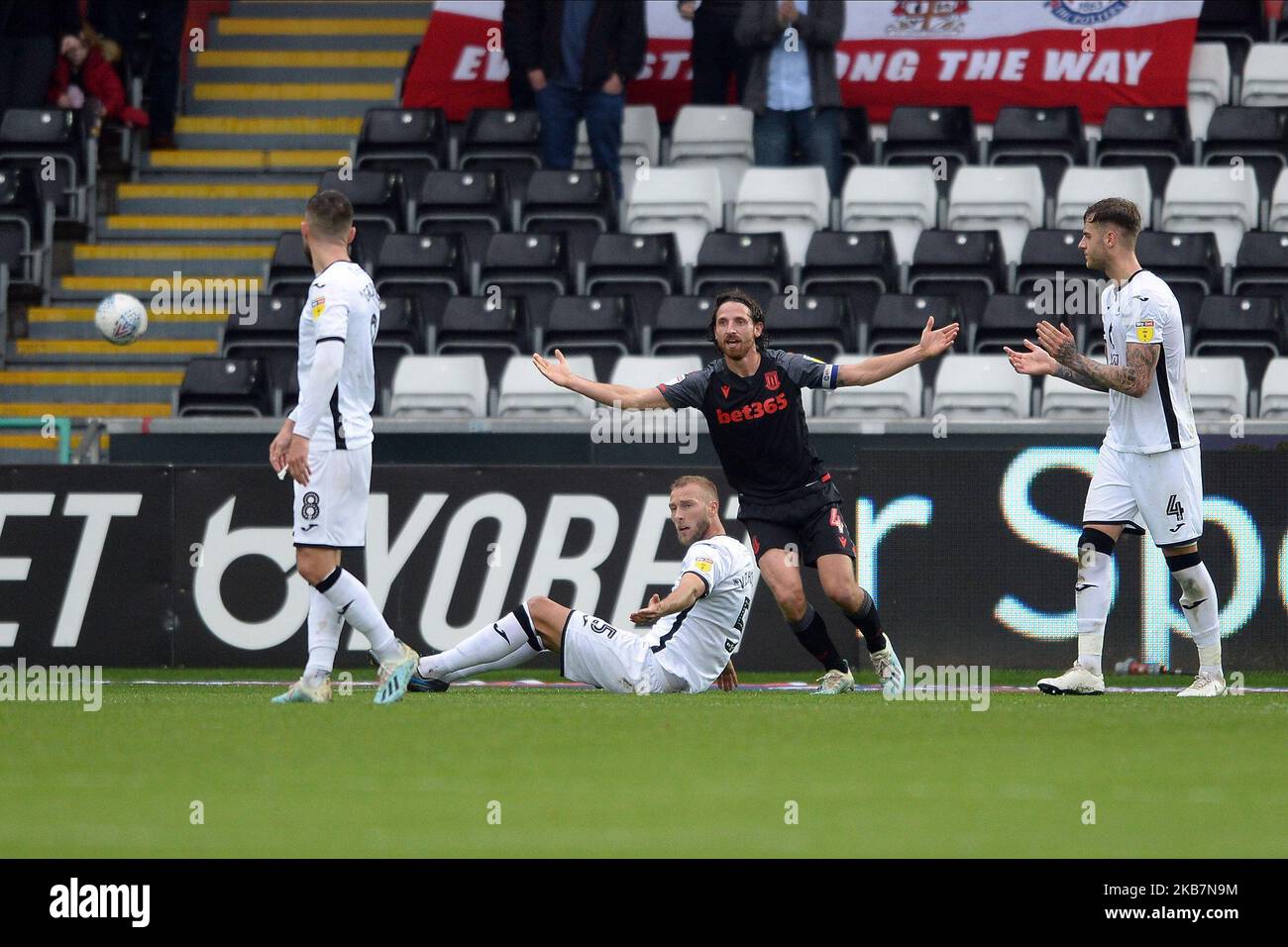 Joe Allen von Stoke City in Aktion während des Sky Bet Championship-Spiels zwischen Swansea City und Stoke City im Liberty Stadium am 05. Oktober 2019 in Swansea, Wales. Stockfoto