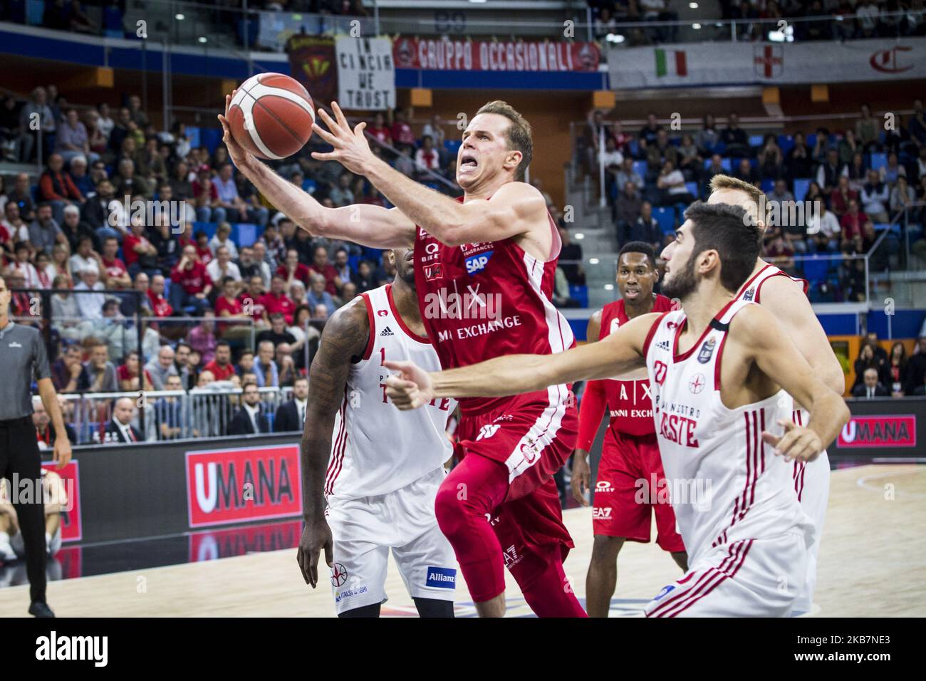 Michael Roll (#10 AX Armani Exchange Milano) schießt während eines Basketballspiels von LBA zwischen AX Armani Exchange Milano und Pallacanestro Trieste bei der Allianz Cloud ein Zwischenspiel. (Foto von Roberto Finizio/NurPhoto) Stockfoto