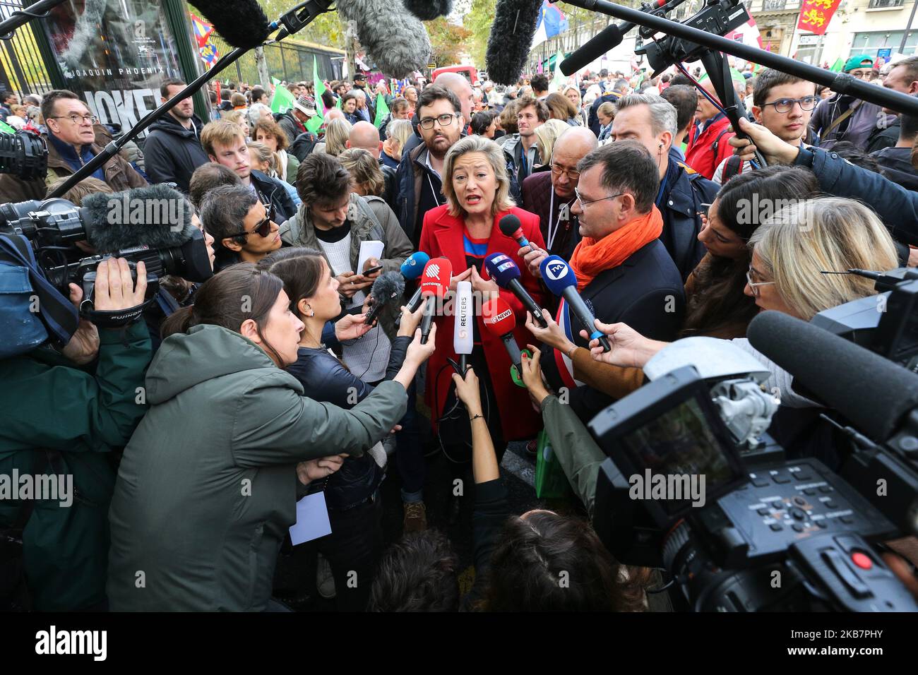 Ludovine de la Rochere (C), der Vorsitzende der schwulenfeindlichen Heiratsbewegung „La Manif Pour Tous“ (Protest für alle), spricht am 6. Oktober 2019 in Paris mit der Presse während eines Protestes gegen einen Regierungsplan, alleinstehende Frauen und Lesben mit Fruchtbarkeitsbehandlungen schwanger werden zu lassen. Die französische Nationalversammlung stimmte am 26. September 2019 für einen Gesetzentwurf zur Bioethik, der allen Frauen Zugang zu Fruchtbarkeitsbehandlungen wie in-vitro-Fertilisation, "Procreation medicalement assistee" oder PMA in Französisch und künstlicher Insemination gewährt. Bisher haben nur heterosexuelle Paare das Recht, medizinisch A zu verwenden Stockfoto