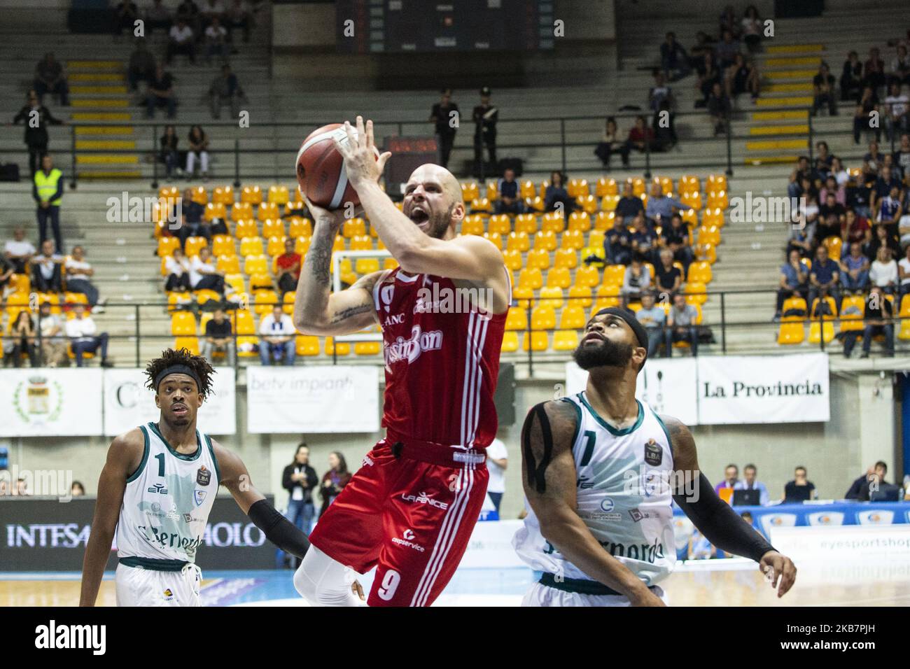 David Vojvoda (#9 Grissin Bon Reggio Emilia) schießt am 6. Oktober 2019 während eines Basketballspiels von LBA zwischen Acqua S.Bernardo Cant und Grissin Bon Reggio Emilia im PalaBancoDesio in Desio, Italien. (Foto von Roberto Finizio/NurPhoto) Stockfoto