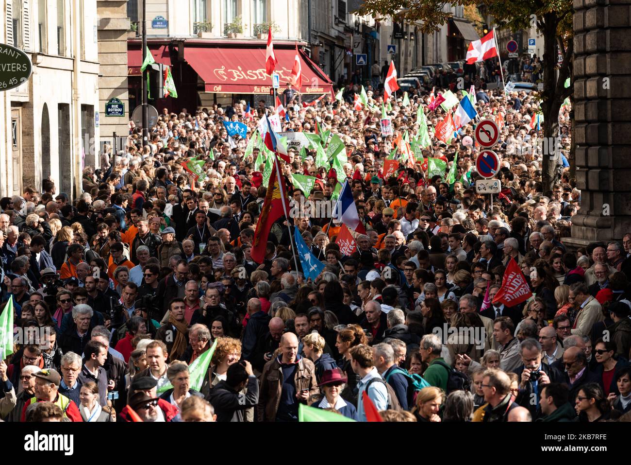 Ein Blick auf die Prozession von Tausenden Demonstranten, die am Sonntag, dem 6. Oktober 2019, unter dem Motto "Liberté Egalité Paternité" durch die Straßen von Paris mit Fahnen des Manif Pour Tous und anderer gegen die GPA marschieren, wo mehrere Zehntausende Menschen waren (Zwischen 75.000 und 600.000) reagierte auf den Aufruf der „Manif Pour Tous“-Bewegung, an der großen Mobilisierung mit dem Titel „Marchons Enfants“ in Paris teilzunehmen, um gegen das Bioethik-Gesetz zu protestieren, das PMA (medizinisch unterstützte Fortpflanzung) für homosexuelle Paare legalisiert. (Foto von Samuel Boivin/NurPhoto) Stockfoto