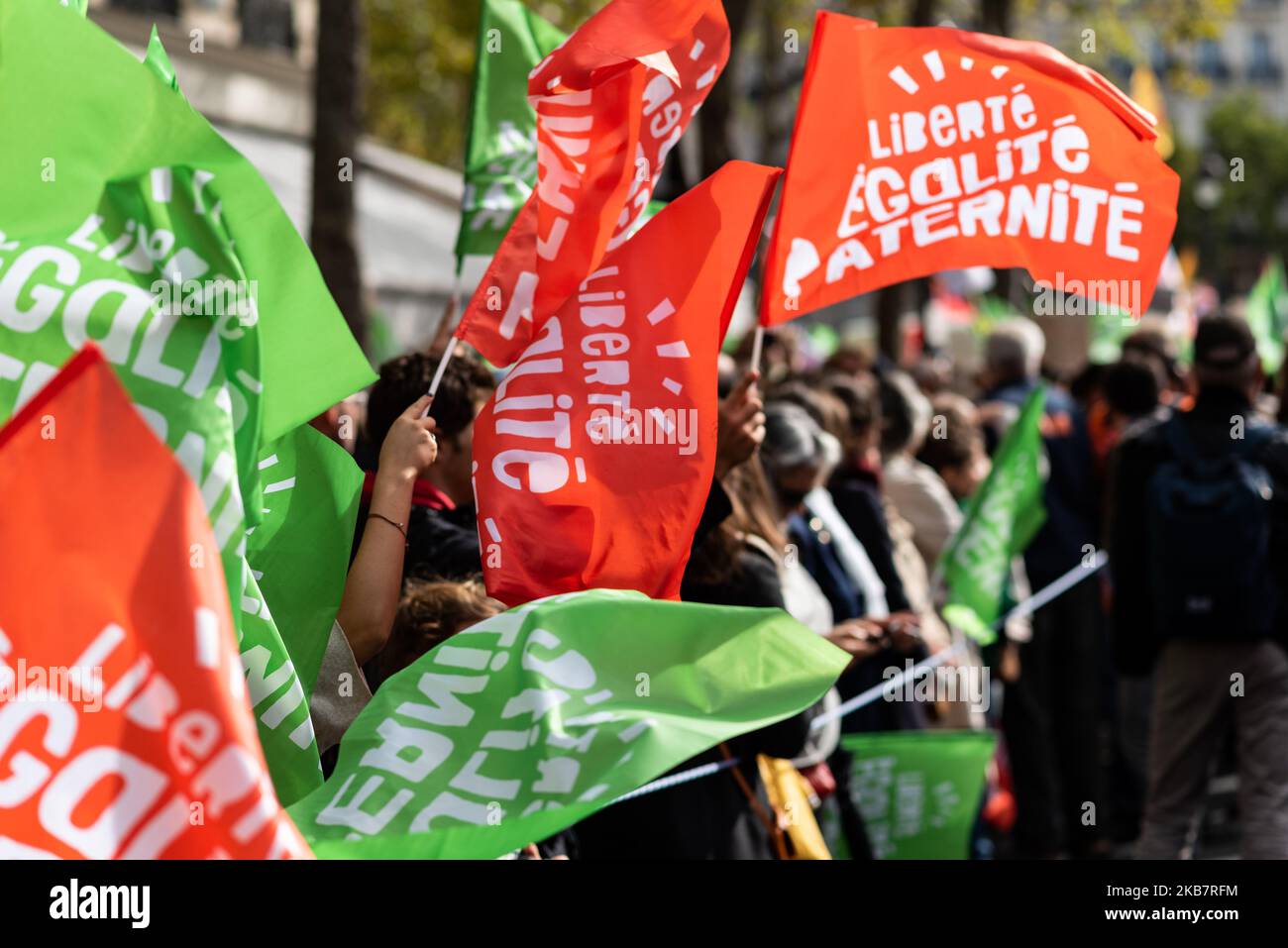 Dutzende von Demonstranten schwenken Fahnen mit dem Slogan „Liberté Egalité Paternité“, während der Prozession am Sonntag, dem 6. Oktober 2019, an dem mehrere Zehntausende von Menschen (zwischen 75.000 und 600.000) Reagierte auf den Aufruf der 'La Manif Pour Tous'-Bewegung, sich in Paris an der großen Mobilisierung mit dem Titel 'Marchons Enfants' zu beteiligen, um gegen das Bioethik-Gesetz zu protestieren, das die PMA (Procreation Médicalement Assistée) für homosexuelle Paare legalisiert. (Foto von Samuel Boivin/NurPhoto) Stockfoto