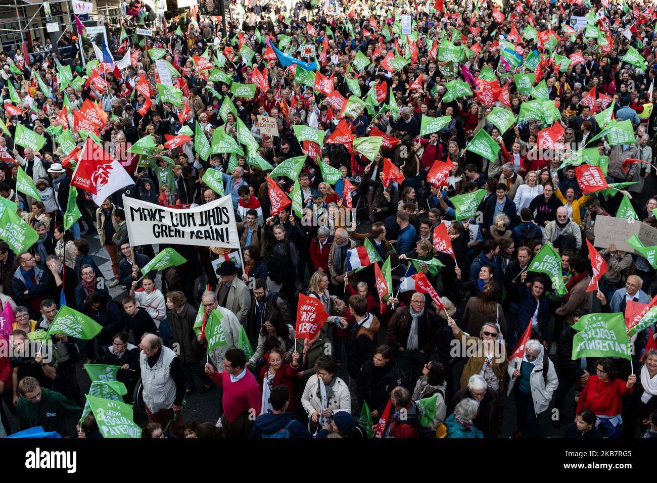 Über der Prozession Tausender Demonstranten, die durch die Straßen von Paris mit den Flaggen des Manif pour Tous marschieren, andere gegen GS, auf denen wir den Slogan 'Liberté Egalité Paternité' lesen können, und ein großes Banner, auf dem wir am Sonntag lesen können: 'Make our Dad Great Again', Am 6. Oktober 2019 reagierten mehrere Zehntausende von Menschen (zwischen 75000 und 600000) auf den Aufruf der Bewegung 'La Manif Pour Tous', an der großen Mobilisierung mit dem Titel 'Marchons Enfants' teilzunehmen, um gegen das bioethische Gesetz zu protestieren, das PMA (Proréation Médicalement Assistée) an Homos legalisiert Stockfoto