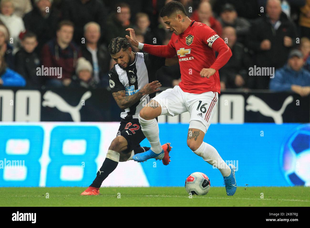 Deandre Yedlin von Newcastle United im Einsatz mit Marcos Rojo von Manchester United während des Premier League-Spiels zwischen Newcastle United und Manchester United am Sonntag, 6.. Oktober 2019 im St. James's Park, Newcastle. (Foto von Mark Fletcher/MI News/NurPhoto) Stockfoto