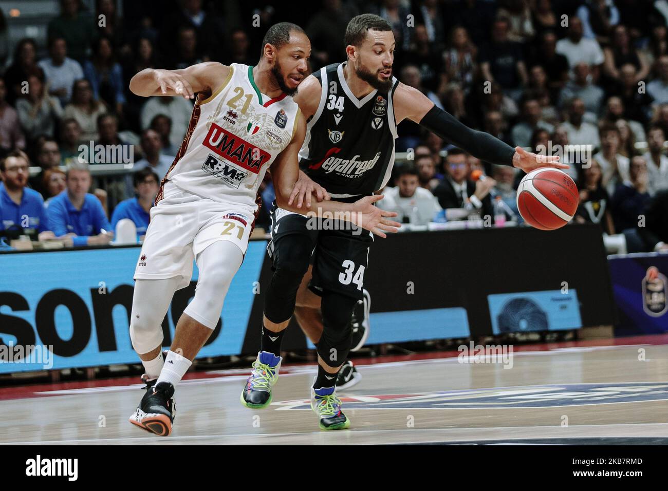 Jeremy Lamar Chappell und Kyle Weems während des Italien Lega Basket der Serie A Match zwischen Segafredo Virtus Bologna und Umana Reyer Venezia am PalaDozza am 6. Oktober 2019 in Bologna, Italien. (Foto von Emmanuele Ciancaglini/NurPhoto) Stockfoto