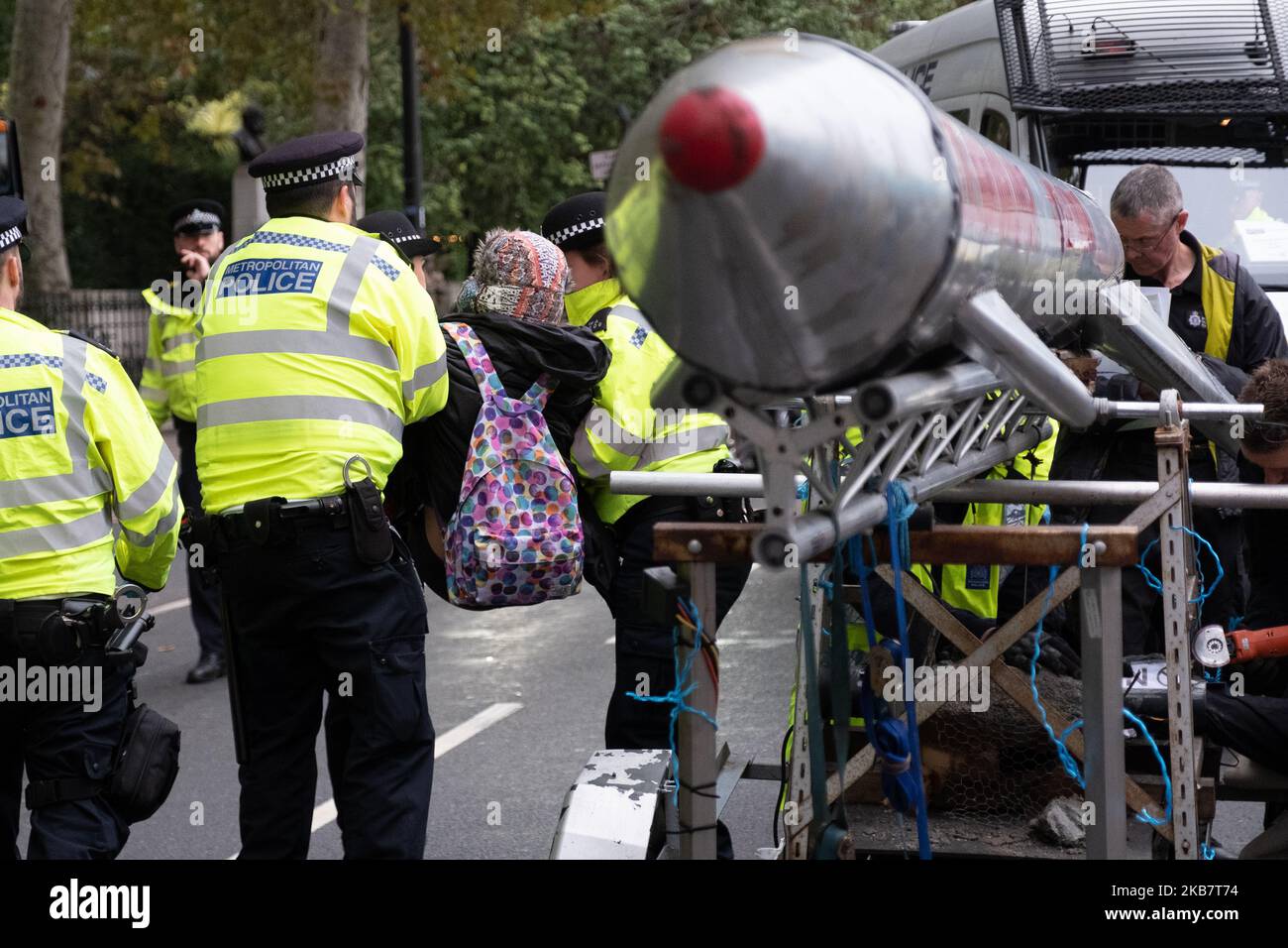 Extinction Rebellion Demonstranten, die von der Polizei entfernt wurden, nachdem sie gegen das Trident Missile on the Embankment protestiert hatten, London, England 7. Oktober 2019.(Foto: Robin Pope/NurPhoto) Stockfoto