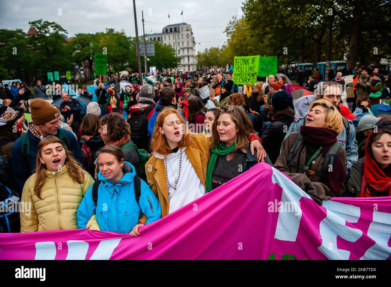 2 Wochen lang werden sich der Extinction Rebellion und verbündete Bewegungen in großen Städten auf der ganzen Welt versammeln und weiterhin gegen die Regierungen der Welt rebellieren, weil sie am 7. Oktober 2019 in Amsterdam, Niederlande, kriminell gegen die Klima- und Ökologiekrise vorgehen. XR-Klimaaktivisten in Amsterdam werden vor dem Rijksmuseum eine mehrtägige Blockade im großen Stil auf dem Museumbrug organisieren. Am frühen Morgen zeigten Hunderte von XR-Aktivisten auf der Brücke, wo eine sichtbare Polizeipräsenz bestand. Die Umweltgruppe Extinction Rebellion will die niederländische Regierung Stockfoto