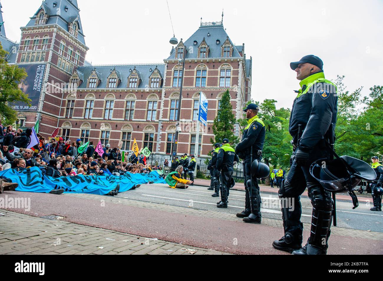 2 Wochen lang werden sich der Extinction Rebellion und verbündete Bewegungen in großen Städten auf der ganzen Welt versammeln und weiterhin gegen die Regierungen der Welt rebellieren, weil sie am 7. Oktober 2019 in Amsterdam, Niederlande, kriminell gegen die Klima- und Ökologiekrise vorgehen. XR-Klimaaktivisten in Amsterdam werden vor dem Rijksmuseum eine mehrtägige Blockade im großen Stil auf dem Museumbrug organisieren. Am frühen Morgen zeigten Hunderte von XR-Aktivisten auf der Brücke, wo eine sichtbare Polizeipräsenz bestand. Die Umweltgruppe Extinction Rebellion will die niederländische Regierung Stockfoto
