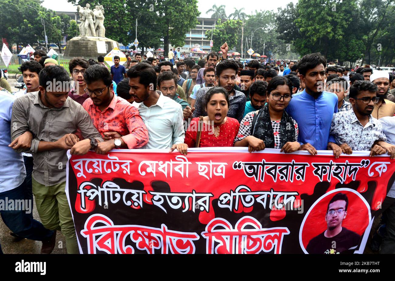 Studenten der Universität Dhaka in Bangladesch veranstalten eine Prozession, um gegen den Mord an Abrar Fahad zu protestieren, einem Studenten der Hochschule für Technik und Technologie (BUET) in Bangladesch, der angeblich am 7. Oktober 2019 nach Männern der Chhatra League in Dhaka, Bangladesch, zu Tode geprügelt wurde. (Foto von Mamunur Rashid/NurPhoto) Stockfoto