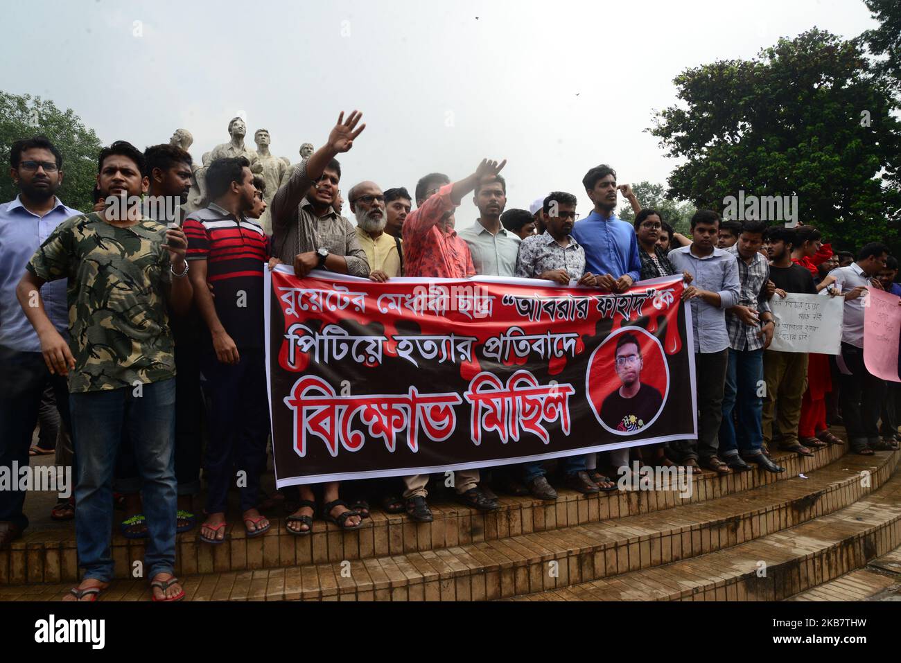 Studenten der Universität Dhaka in Bangladesch veranstalten eine Prozession, um gegen den Mord an Abrar Fahad zu protestieren, einem Studenten der Hochschule für Technik und Technologie (BUET) in Bangladesch, der angeblich am 7. Oktober 2019 nach Männern der Chhatra League in Dhaka, Bangladesch, zu Tode geprügelt wurde. (Foto von Mamunur Rashid/NurPhoto) Stockfoto