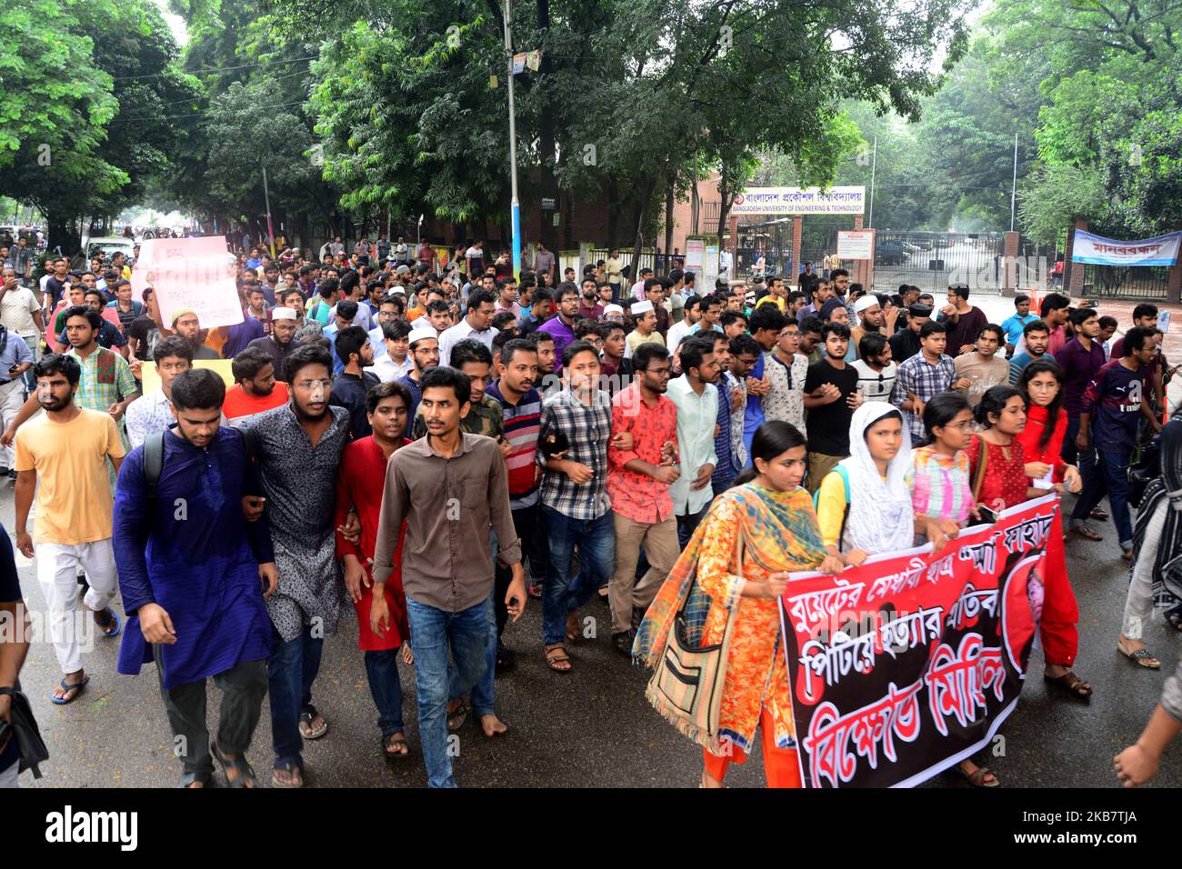 Studenten der Universität Dhaka in Bangladesch veranstalten eine Prozession, um gegen den Mord an Abrar Fahad zu protestieren, einem Studenten der Hochschule für Technik und Technologie (BUET) in Bangladesch, der angeblich am 7. Oktober 2019 nach Männern der Chhatra League in Dhaka, Bangladesch, zu Tode geprügelt wurde. (Foto von Mamunur Rashid/NurPhoto) Stockfoto