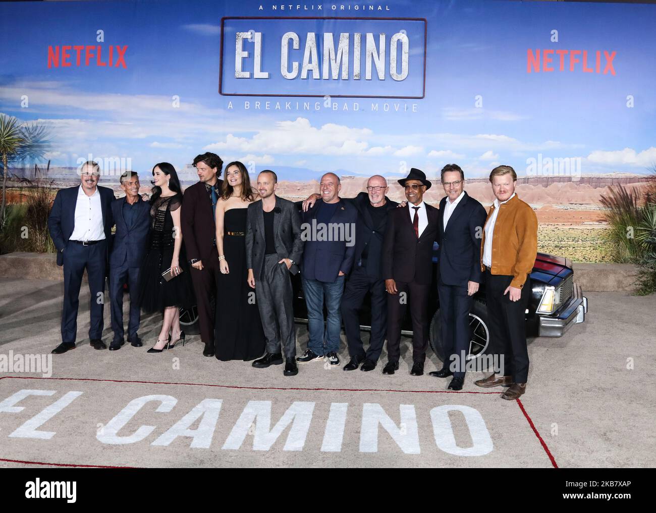 WESTWOOD, LOS ANGELES, KALIFORNIEN, USA - OKTOBER 07: Vince Gilligan, Charles Baker, Krysten Ritter, Matt Jones, Betsy Brandt, Aaron Paul, Dean Norris, Jonathan Banks, Giancarlo Esposito, Bryan Cranston und Jesse Plemons kommen zur Los Angeles-Premiere von Netflix's „El Camino: A Breaking Bad Movie“, die am 7. Oktober 2019 im Regency Village Theatre in Westwood, Los Angeles, Kalifornien, USA, stattfand. (Foto von Xavier Collin/Image Press Agency/NurPhoto) Stockfoto