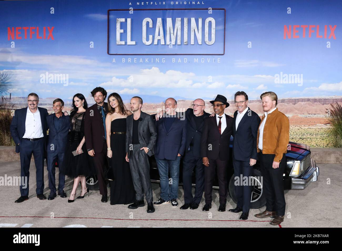 WESTWOOD, LOS ANGELES, KALIFORNIEN, USA - OKTOBER 07: Vince Gilligan, Charles Baker, Krysten Ritter, Matt Jones, Betsy Brandt, Aaron Paul, Dean Norris, Jonathan Banks, Giancarlo Esposito, Bryan Cranston und Jesse Plemons kommen zur Los Angeles-Premiere von Netflix's „El Camino: A Breaking Bad Movie“, die am 7. Oktober 2019 im Regency Village Theatre in Westwood, Los Angeles, Kalifornien, USA, stattfand. (Foto von Xavier Collin/Image Press Agency/NurPhoto) Stockfoto