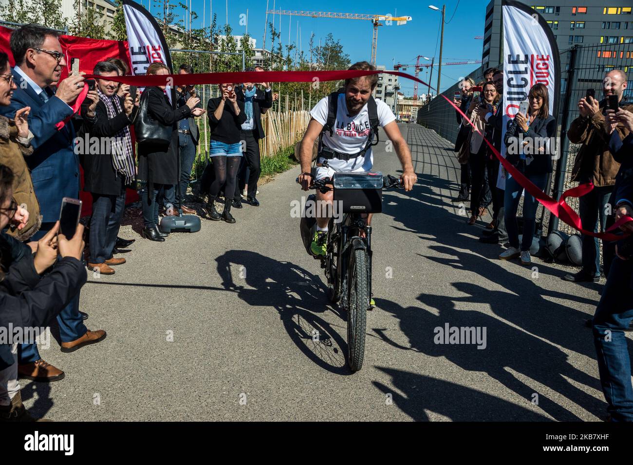 Jeremy Chalon kommt nach 1600km mit dem Fahrrad als Teil des Red Ribbon in Lyon, Frankreich, am 8. Oktober 2019 an. Die Rote Schleife ist eine nationale AIDS-Sensibilisungs- und Präventionsaktion, die gewählte Beamte und Bürger zu globalen Gesundheitsthemen mobilisieren soll. (Foto von Nicolas Liponne/NurPhoto) Stockfoto